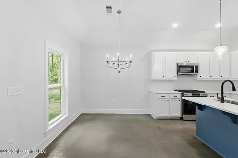 Dining - 192 Lake Harbor Rd, Brandon, MS 39047 photo 2 of 2