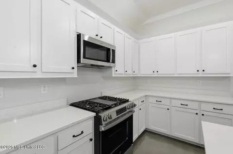 Kitchen - 192 Lake Harbor Rd, Brandon, MS 39047 photo 4 of 4