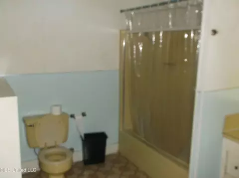 Bath - 608 Peters St, Summit, MS 39666 photo 1 of 1