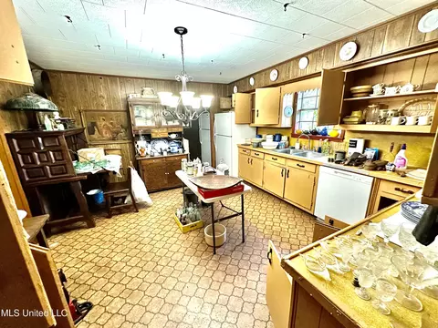 Kitchen - 621 NE Felder Ln, Brookhaven, MS 39601 photo 3 of 3