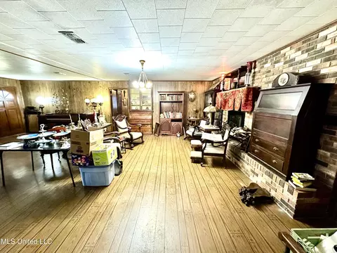 Living - 621 NE Felder Ln, Brookhaven, MS 39601 photo 3 of 4