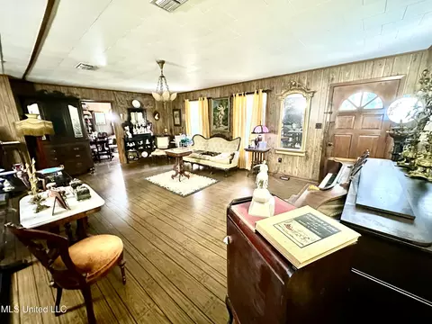Living - 621 NE Felder Ln, Brookhaven, MS 39601 photo 4 of 4