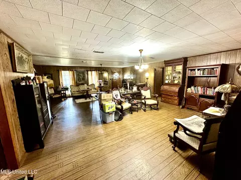 Living - 621 NE Felder Ln, Brookhaven, MS 39601 photo 2 of 4