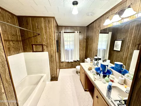 Bath - 621 NE Felder Ln, Brookhaven, MS 39601 photo 1 of 2
