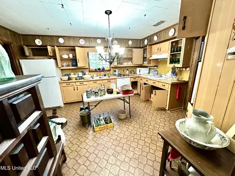 Kitchen - 621 NE Felder Ln, Brookhaven, MS 39601 photo 1 of 3