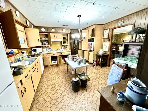 Kitchen - 621 NE Felder Ln, Brookhaven, MS 39601 photo 2 of 3