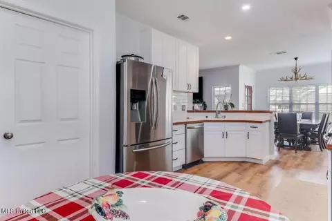 Kitchen - 10124 Skyhawk Ct, Biloxi, MS 39532 photo 2 of 3