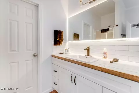 Bath - 10124 Skyhawk Ct, Biloxi, MS 39532 photo 2 of 4