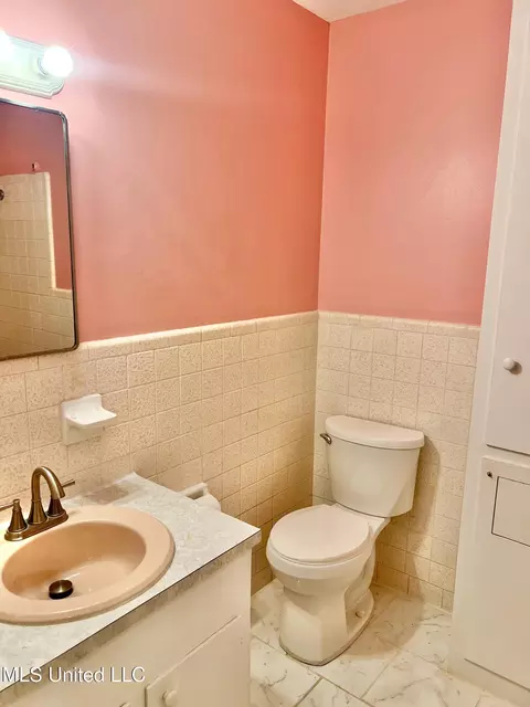 Bath - 1275 Dorgan St, Jackson, MS 39204 photo 4 of 5