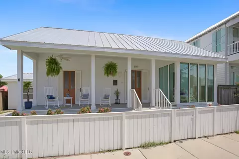 109 Court St, Bay Saint Louis, MS 39520