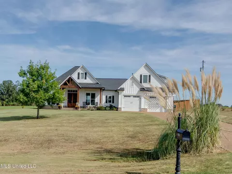 104 Spring Oaks Dr, Lamar, MS 38642