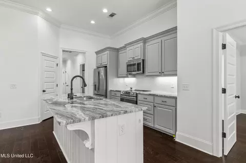 Kitchen - 138 Shoreview Dr, Madison, MS 39110 photo 2 of 2