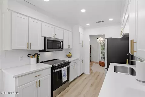 Kitchen - 102 Pine Rd, Brandon, MS 39047 photo 2 of 3