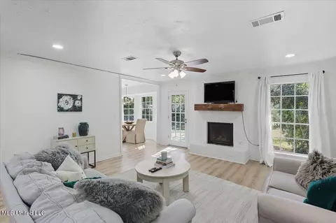 Living - 102 Pine Rd, Brandon, MS 39047 photo 1 of 1