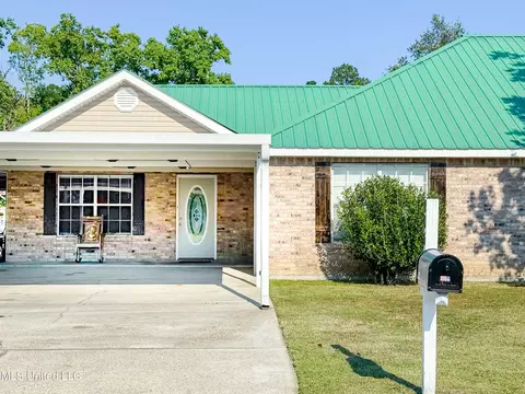 806 Kyle Cir, Waveland, MS 39576