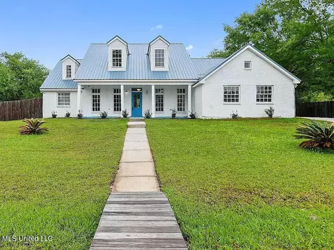 233 Henley Pl, Bay Saint Louis, MS 39520