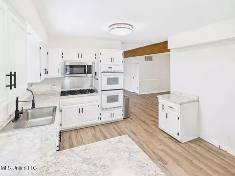Kitchen - 8279 Dunn Ln, Olive Branch, MS 38654 photo 1 of 2