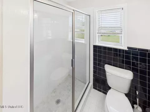 Bath - 8279 Dunn Ln, Olive Branch, MS 38654 photo 2 of 3