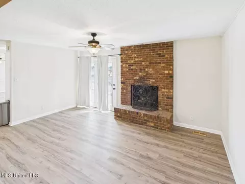 Living - 8279 Dunn Ln, Olive Branch, MS 38654 photo 2 of 2