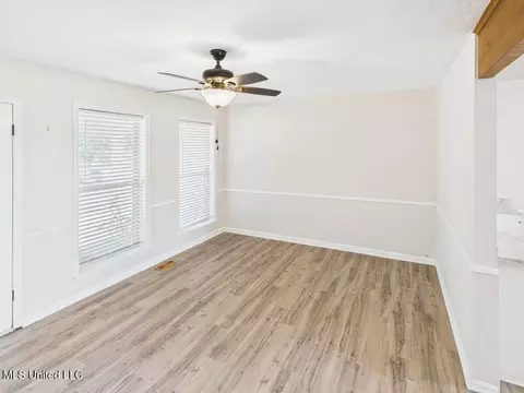 Living - 8279 Dunn Ln, Olive Branch, MS 38654 photo 1 of 2