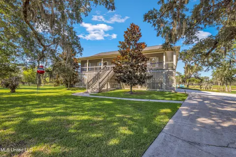10125 Choctaw Dr, Bay Saint Louis, MS 39520