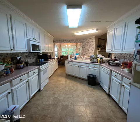 Kitchen - 2430 Highway 501, Forest, MS 39074 photo 2 of 2