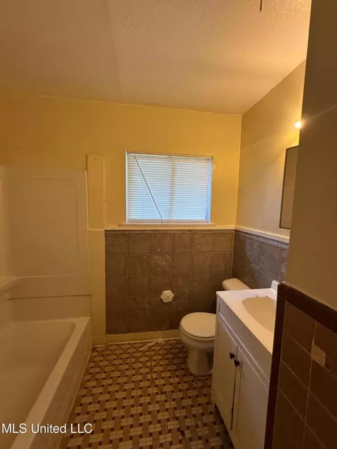 Bath - 237 Queen Anne Ln, Jackson, MS 39209 photo 1 of 2