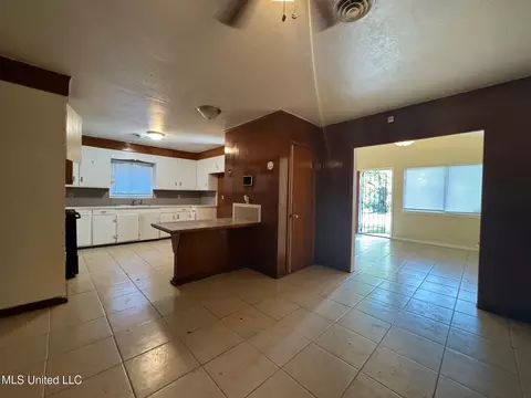 Kitchen - 237 Queen Anne Ln, Jackson, MS 39209 photo 1 of 4