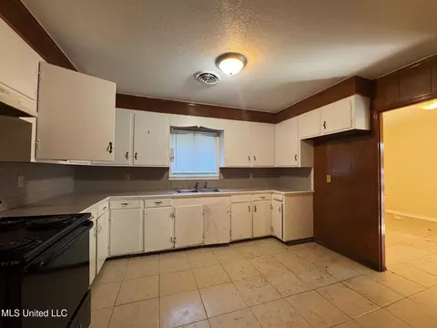 Kitchen - 237 Queen Anne Ln, Jackson, MS 39209 photo 2 of 4