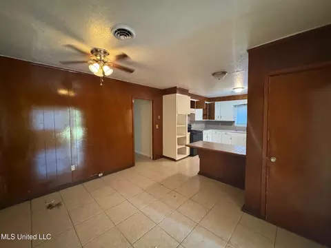 Living - 237 Queen Anne Ln, Jackson, MS 39209 photo 3 of 3