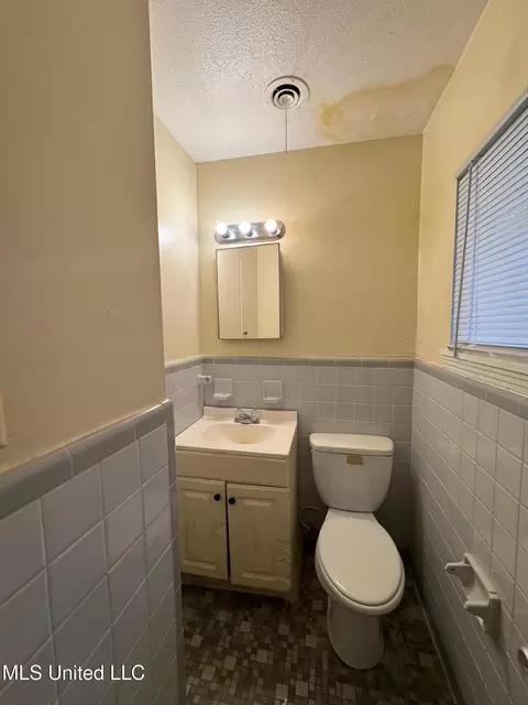 Bath - 237 Queen Anne Ln, Jackson, MS 39209 photo 2 of 2