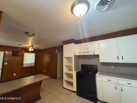 Kitchen - 237 Queen Anne Ln, Jackson, MS 39209 photo 3 of 4