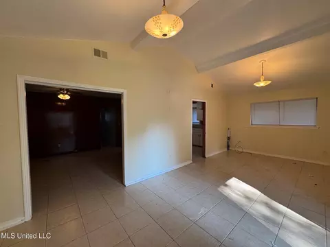 Living - 237 Queen Anne Ln, Jackson, MS 39209 photo 2 of 3
