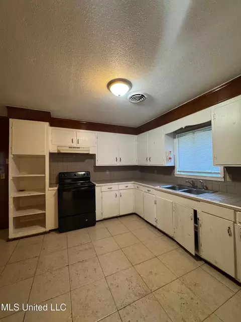 Kitchen - 237 Queen Anne Ln, Jackson, MS 39209 photo 4 of 4
