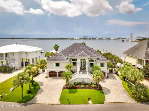 15621 Rue Dauphine Cir, Biloxi, MS 39532