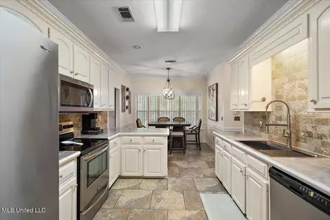 Kitchen - 5980 Baxter Dr, Jackson, MS 39211 photo 4 of 4