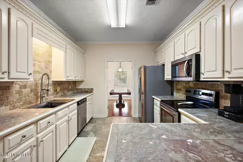 Kitchen - 5980 Baxter Dr, Jackson, MS 39211 photo 2 of 4