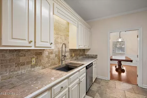 Kitchen - 5980 Baxter Dr, Jackson, MS 39211 photo 3 of 4
