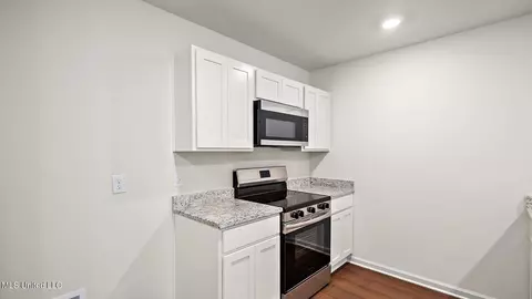Kitchen - 313 Cedar Crest Dr, Pearl, MS 39208 photo 2 of 2