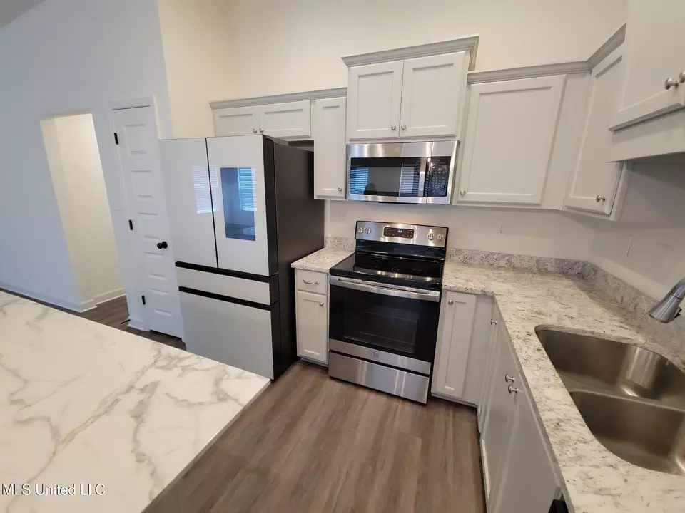 Kitchen - 2263 Dela Dr, Southaven, MS 38672 photo 5 of 10