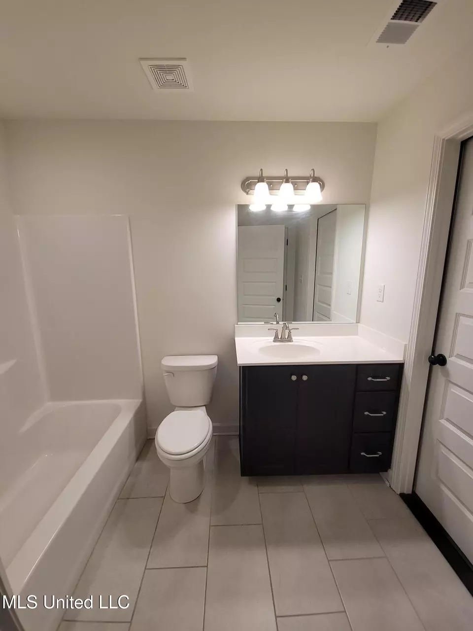 Bath - 2263 Dela Dr, Southaven, MS 38672 photo 5 of 7