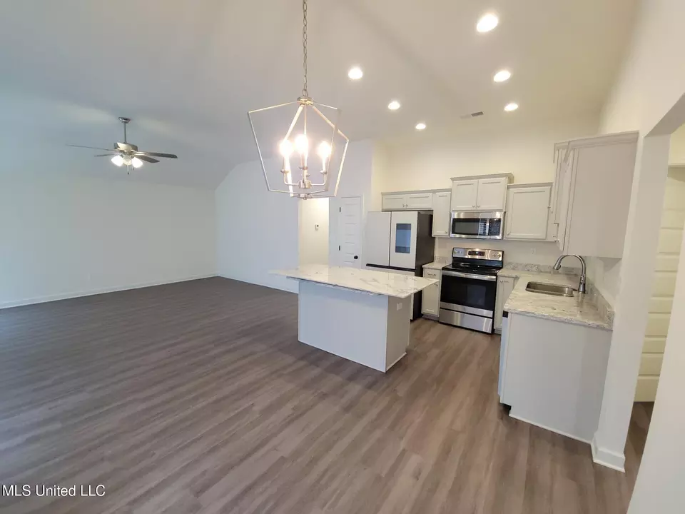 Kitchen - 2263 Dela Dr, Southaven, MS 38672 photo 2 of 10