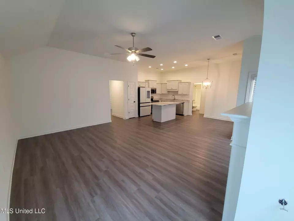 Living - 2263 Dela Dr, Southaven, MS 38672 photo 1 of 3