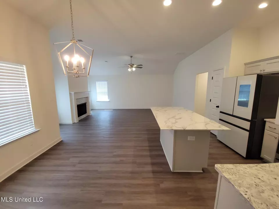 Living - 2263 Dela Dr, Southaven, MS 38672 photo 3 of 3