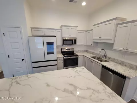 Kitchen - 2263 Dela Dr, Southaven, MS 38672 photo 1 of 10