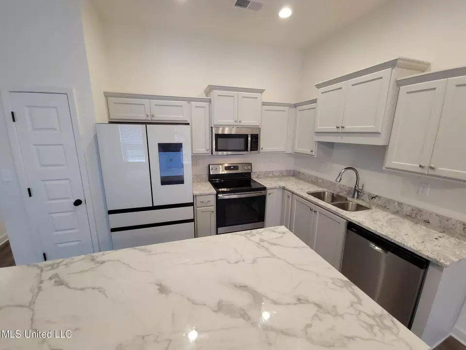 Kitchen - 2263 Dela Dr, Southaven, MS 38672 photo 1 of 10