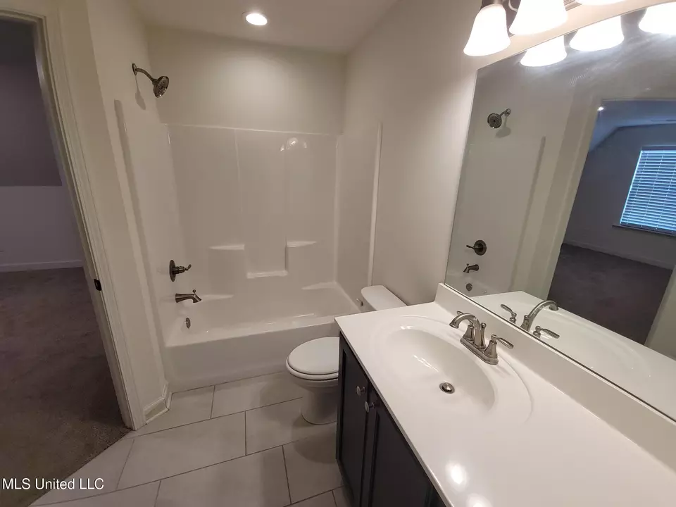 Bath - 2263 Dela Dr, Southaven, MS 38672 photo 6 of 7