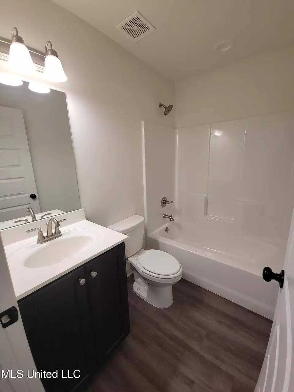 Bath - 2263 Dela Dr, Southaven, MS 38672 photo 7 of 7