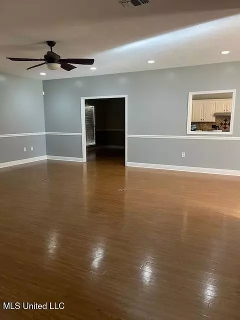 Living - 1125 Deerfield Rd, Summit, MS 39666 photo 5 of 7