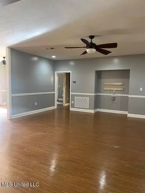 Living - 1125 Deerfield Rd, Summit, MS 39666 photo 3 of 7